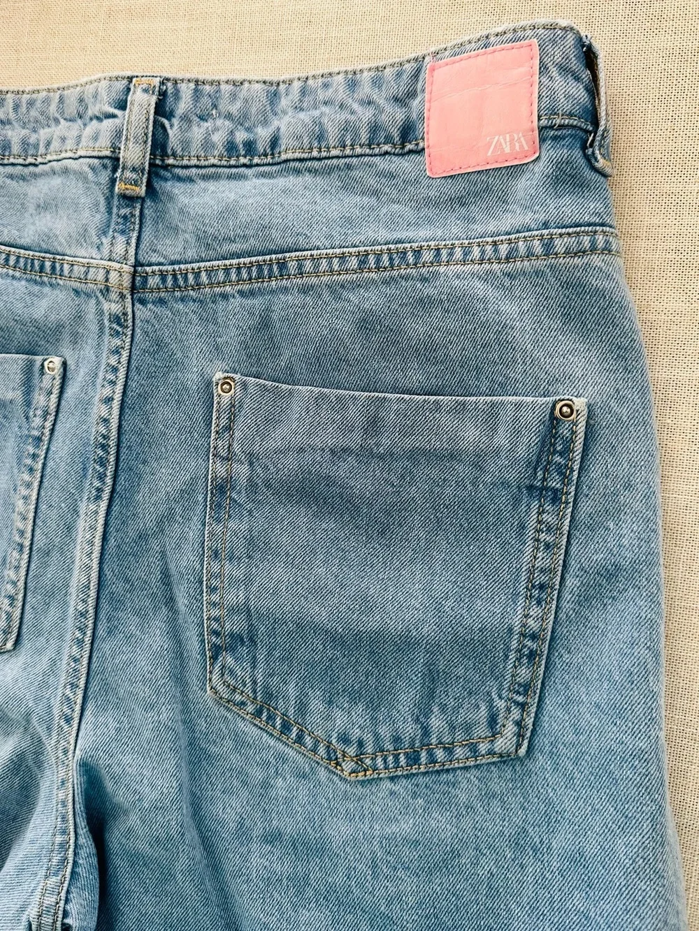 Zara High Rise Long Length Wide Leg Jeans Light Wash Cotton Pink Patch SZ 6 - Picture 5 of 7